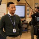 Tyler James Williams no set de Abbott Elementary