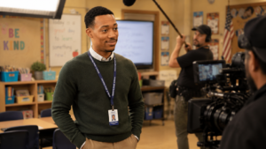 Tyler James Williams no set de Abbott Elementary