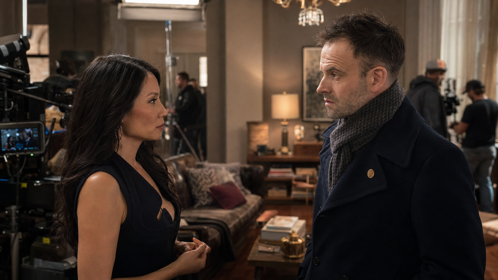 Bastidor de Elementary com elenco principal durante filmagem, dinâmica de trabalho em set