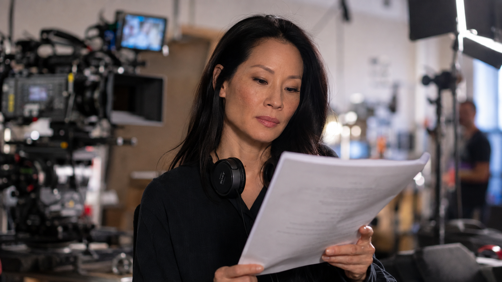 Lucy Liu dirigindo em um set de filmagem