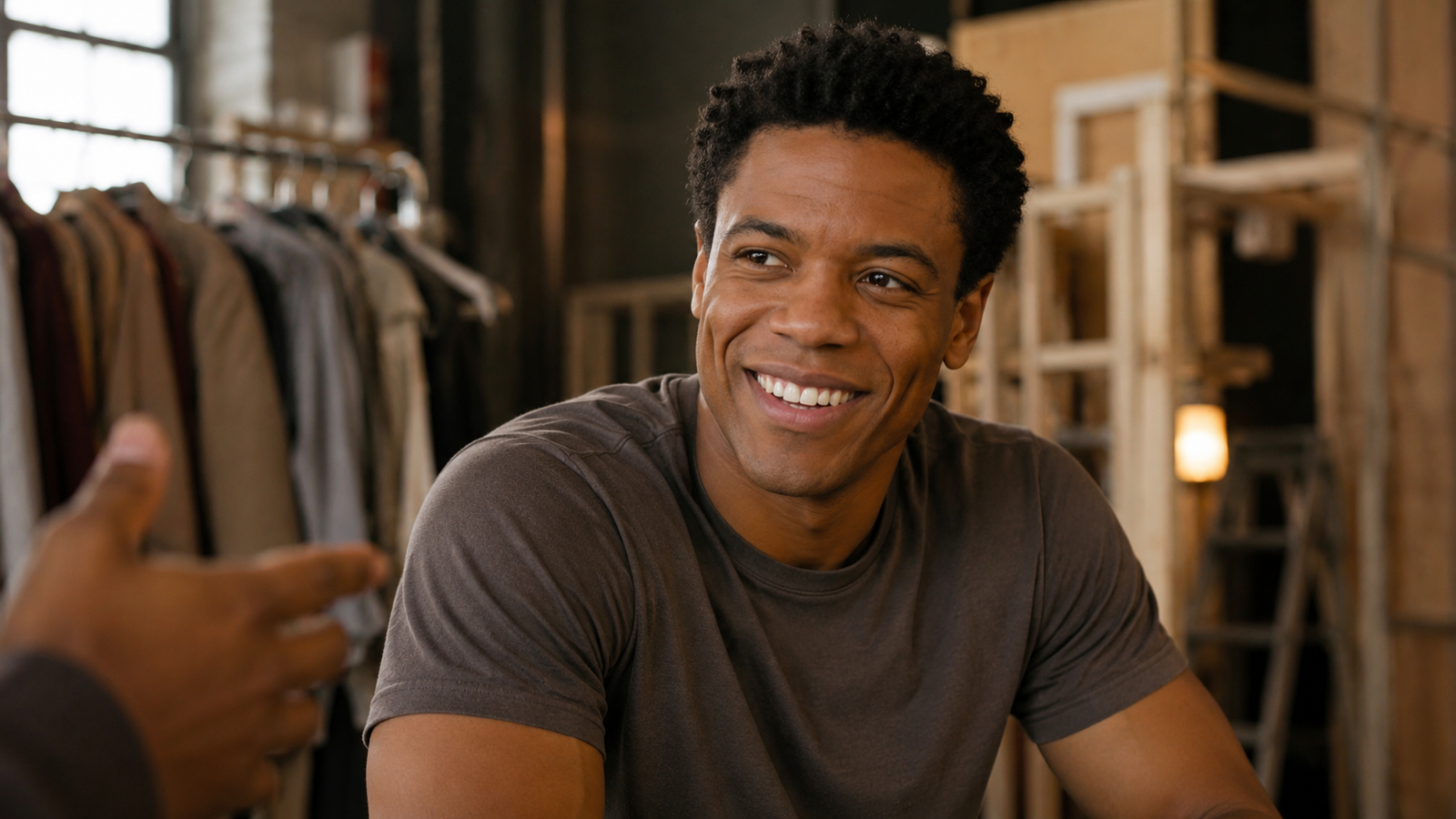 <strong>Jon Michael Hill</strong> nos bastidores de um teatro, em um momento de descontração